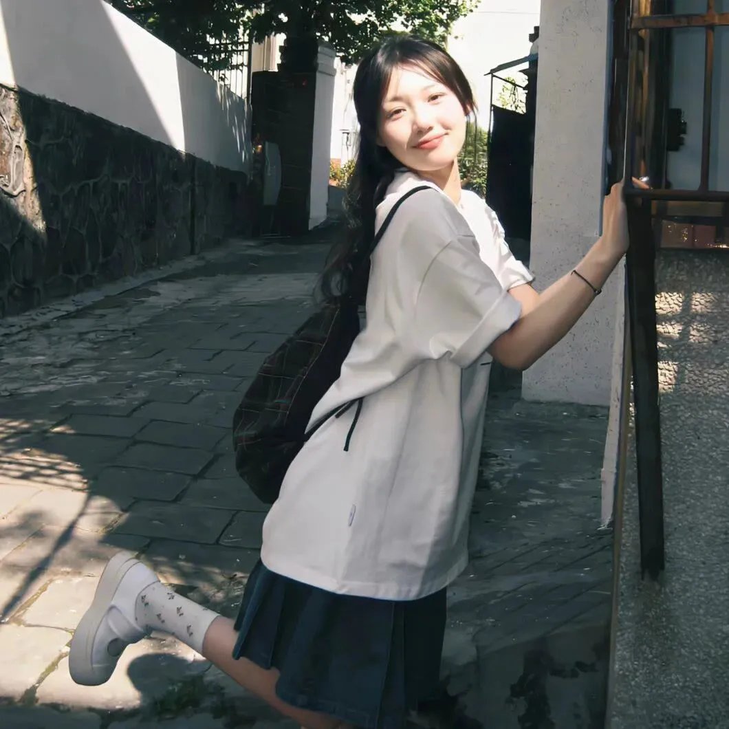 蕾哈娜内衣秀海报